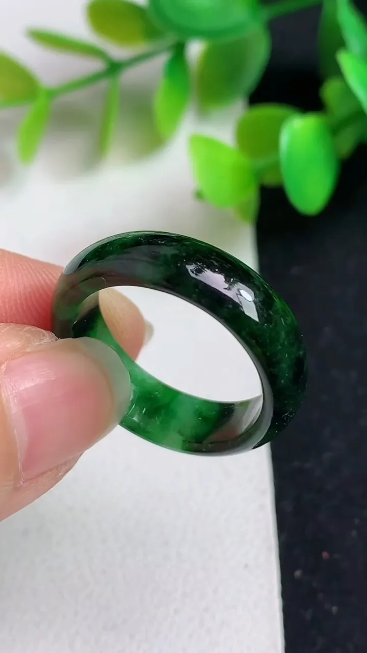 天然A货翡翠指环戒指，尺寸18.2-6.4-3，重:3.36g2025年5月20日
工厂直销收藏佳品,种好水足，色泽均匀，有种有色，上手高大气！
