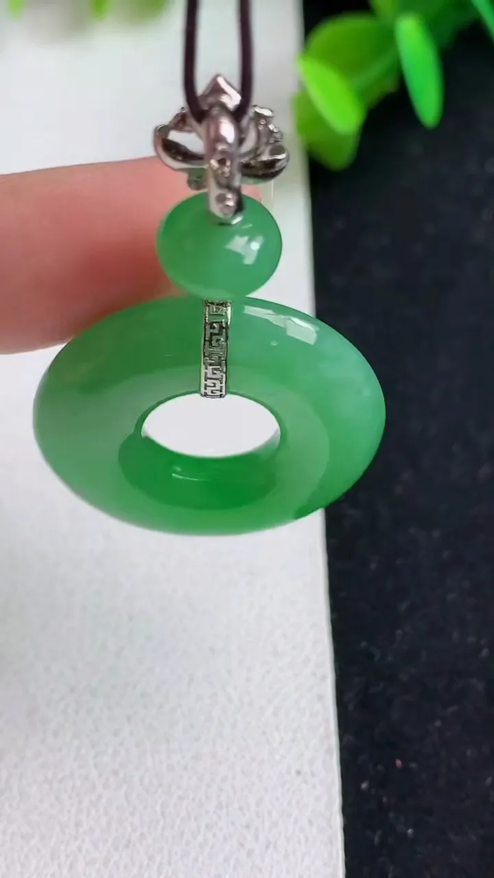 天然A货翡翠平安环吊坠，尺寸27-5.4，重量:8.66g
5月21日