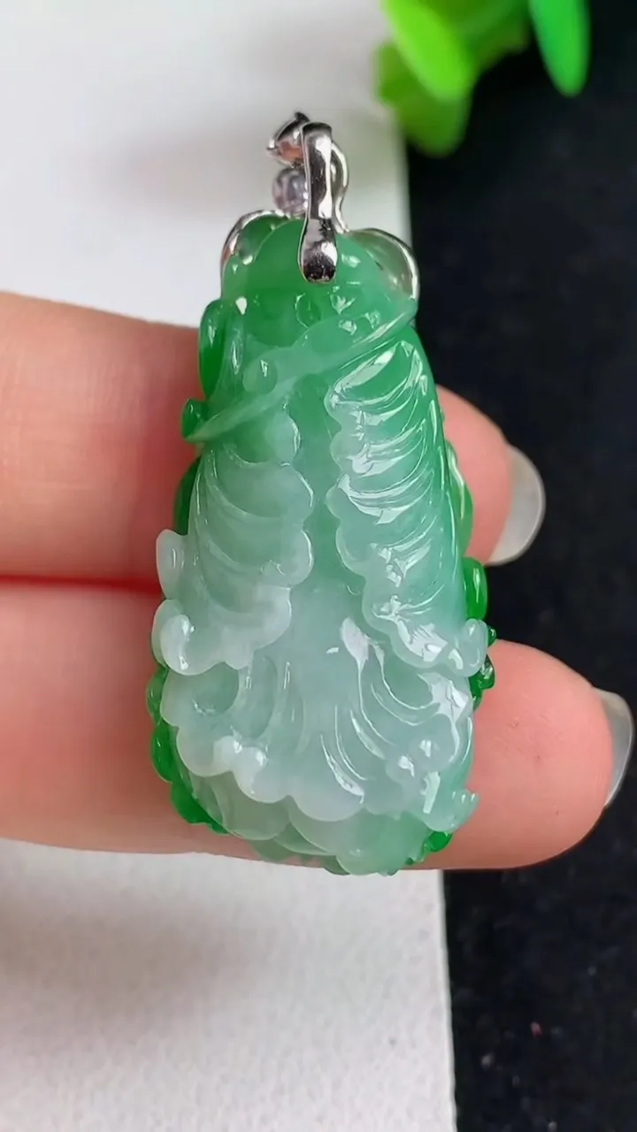 天然A货翡翠白菜吊坠，尺寸34.8-18.6-9.2，重量:10.56g
5月21日
