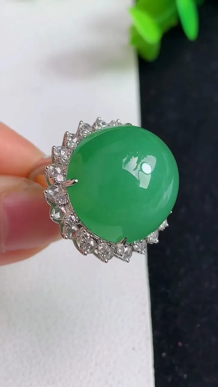 天然A货翡翠蛋面戒指 吊坠两用款，尺寸17-18.3-16.6，重量:12.80g2025年5月21日
工厂直销收藏佳品,种好水足，色泽均匀，有种有色，上手高大气！