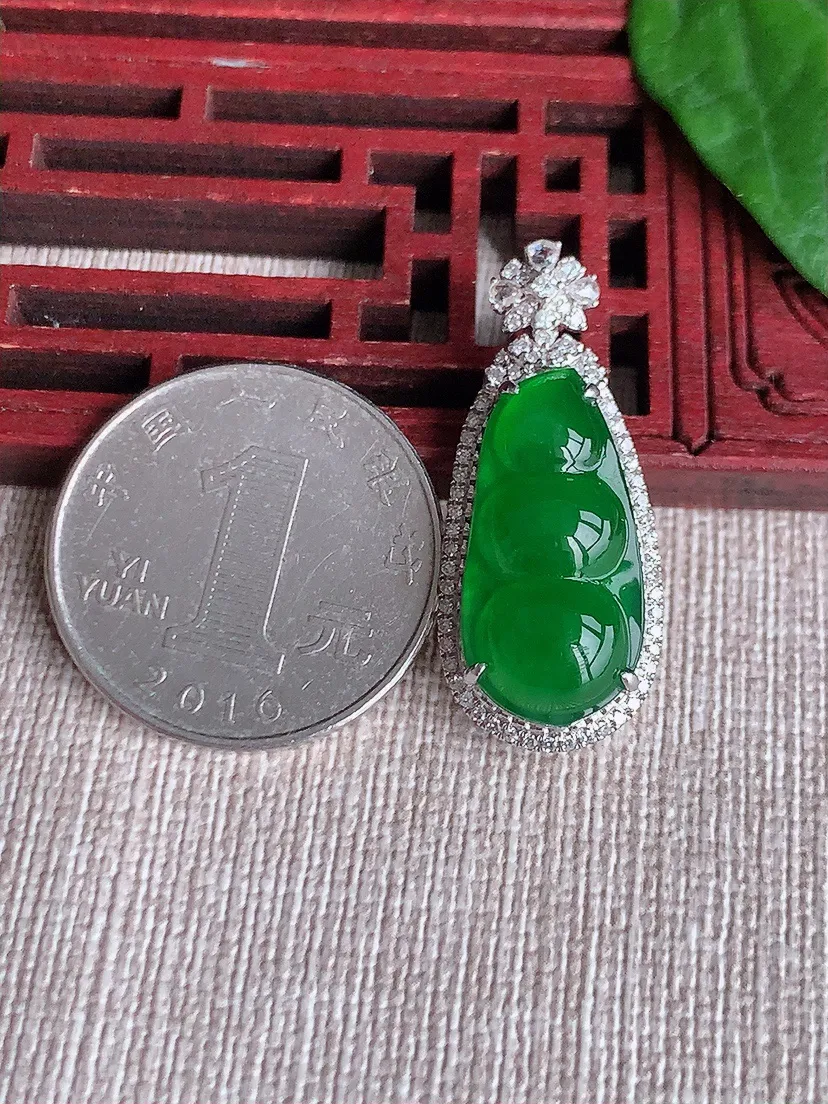 天然A货翡翠18K金伴满绿四季豆福豆平安豆吊坠尺寸32×13.6×9.3裸石22×11m量4.60g 0518