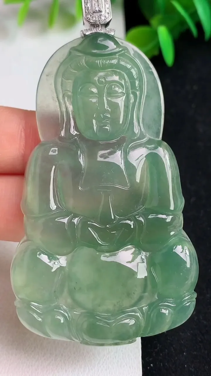 天然A货翡翠观音菩萨吊坠，尺寸67-40.2-5.2，重量:27.48g
5月21日