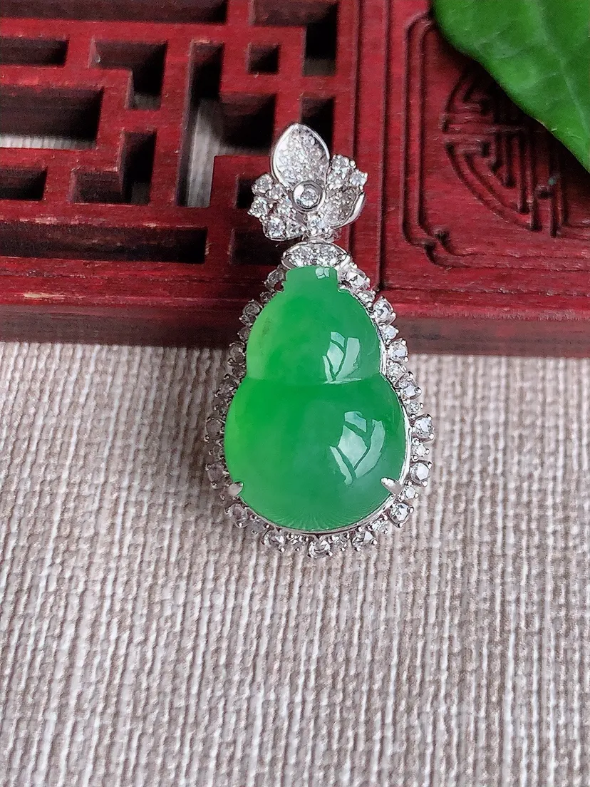 天然A货翡翠18K金伴甜绿葫芦吊坠尺寸29.2×15.2×12.5裸石16.8×11.7m量5.30g 0518