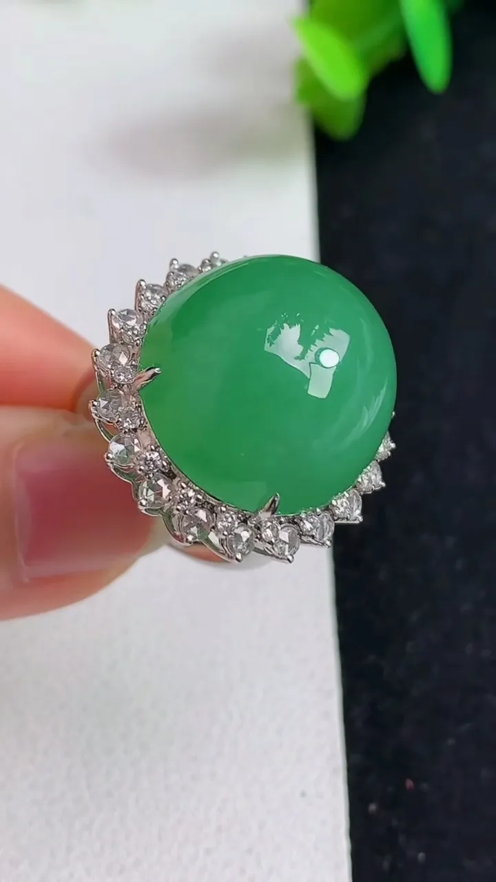 天然A货翡翠蛋面戒指 吊坠两用款，尺寸17-18.3-16.6，重量:12.80g2025年5月21日
工厂直销收藏佳品,种好水足，色泽均匀，有种有色，上手高大气！