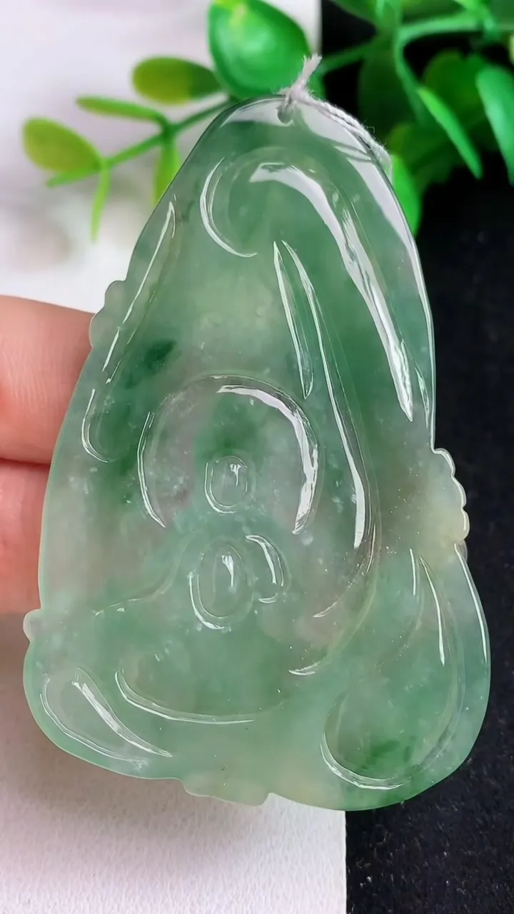 天然A货翡翠观音菩萨吊坠，尺寸67.8-43-4.6，重量:26.16g
5月21日
