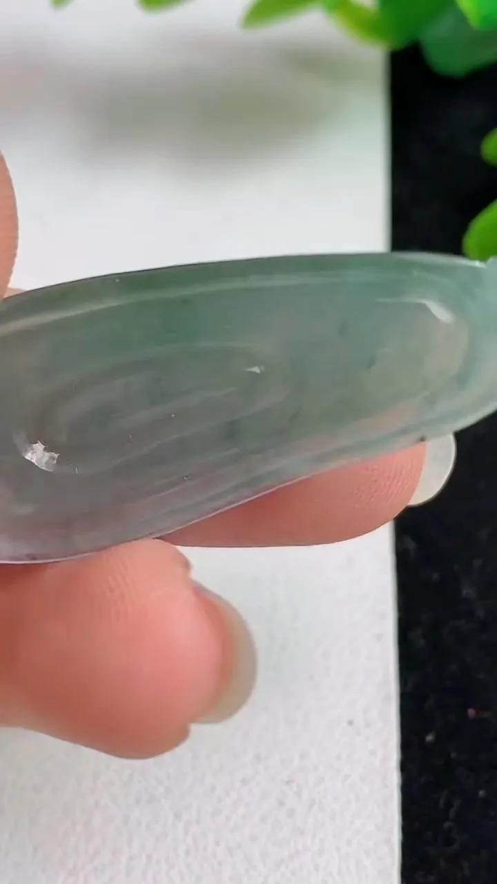 天然A货翡翠福瓜吊坠，尺寸43-17-6.3，重:6.82g
5月21日
