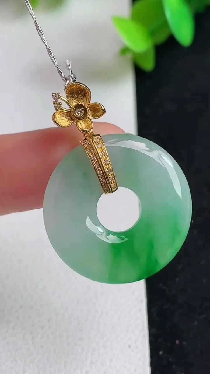 天然A货翡翠平安环吊坠，尺寸23.4-3.7，重量:5.00g
5月21日