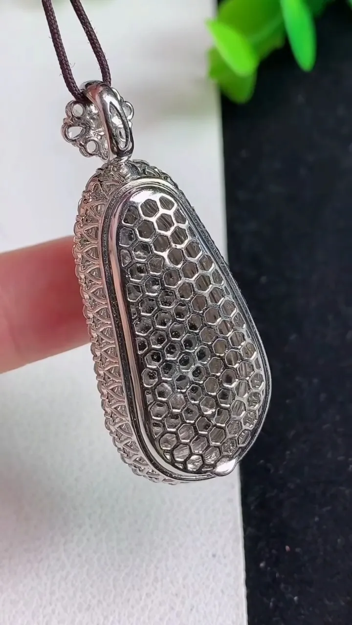 天然A货翡翠飘花福豆吊坠，尺寸46-20.4-13.4，裸石31.4-15.7，重量:12.06g
5月21日