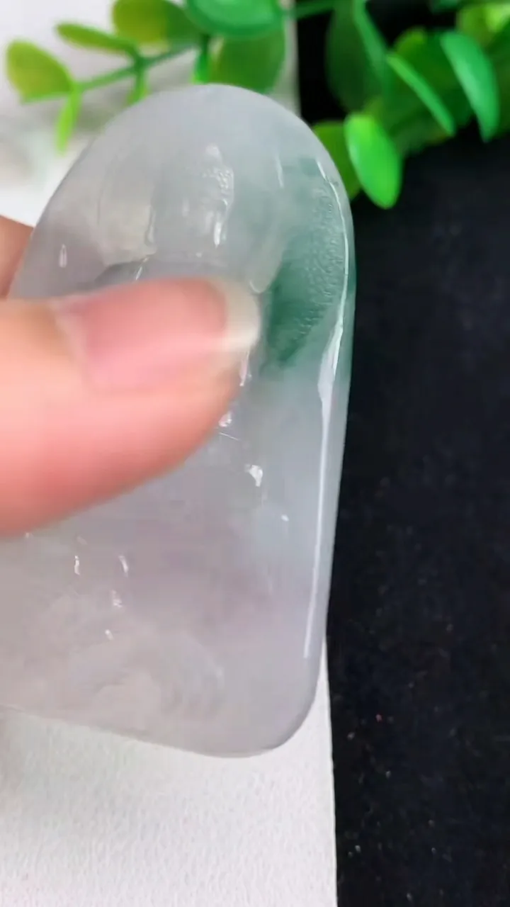 天然A货翡翠飘花祥龙大日如来吊坠，尺寸61.3-38.5-5，重量:28.23g
5月21日