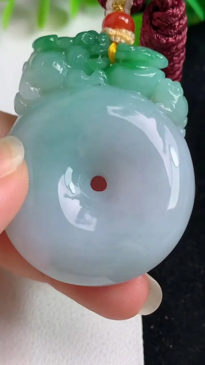 天然A货翡翠仿古扣吊坠，尺寸45-36-11，重量:40.07g
5月21日