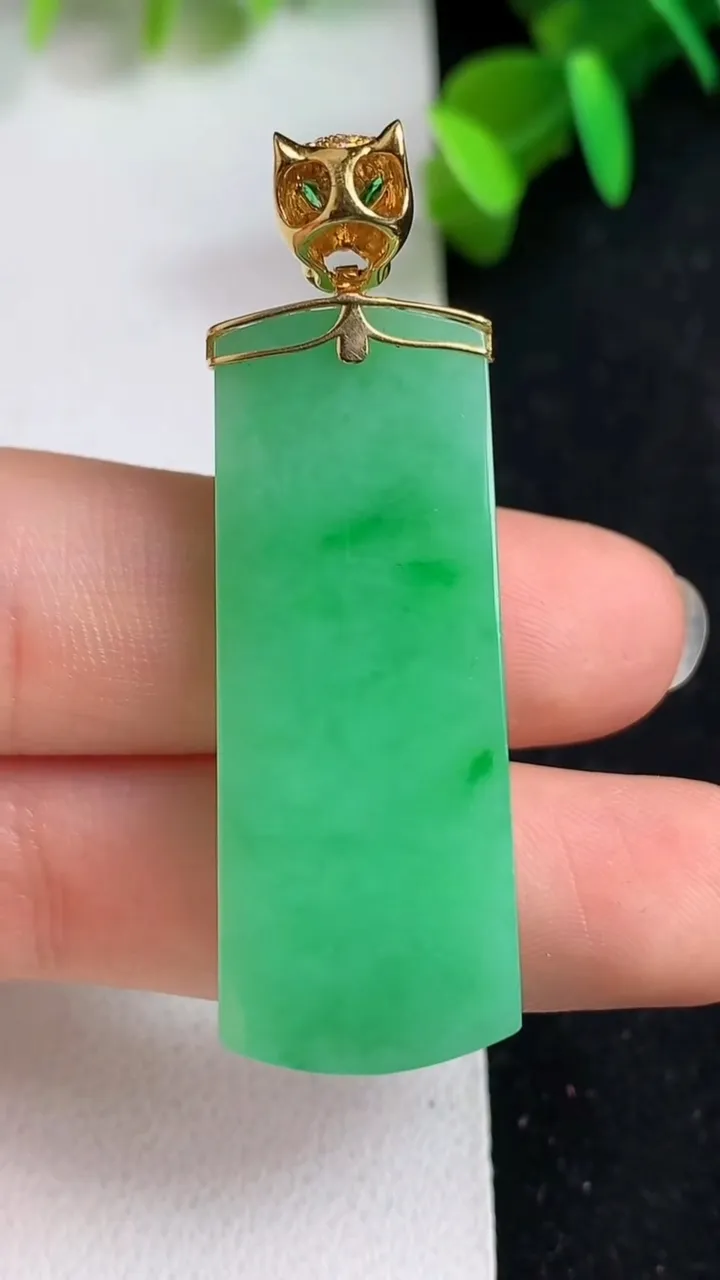 天然A货翡翠无事牌吊坠，尺寸40-15.6-6.8，重量:11.73g
5月21日