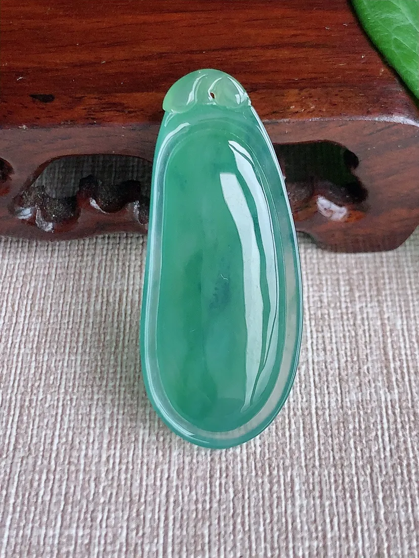 天然A货翡翠飘花福瓜吊坠尺寸45.2×19.4×6.5m量8.75g 0518