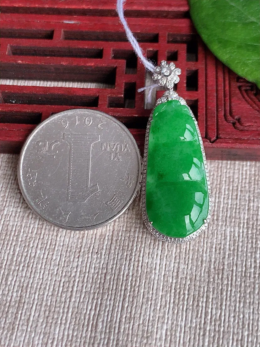 天然A货翡翠18K金伴满绿四季豆福豆平安豆吊坠尺寸37×13.4×6.6裸石27×11.7m量3.88g 0520