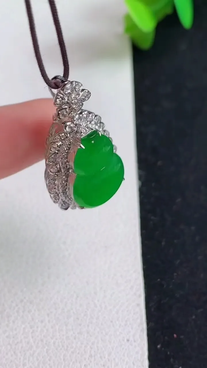 天然A货翡翠葫芦吊坠，尺寸28.2-15.5-11，裸石15.3-11，重量:3.95g
5月21日