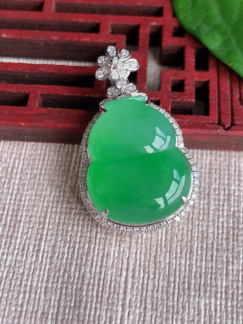 天然A货翡翠18K金伴满绿葫芦吊坠尺寸32.8×19.4×9.3裸石20.5×17m量7.23g 0518