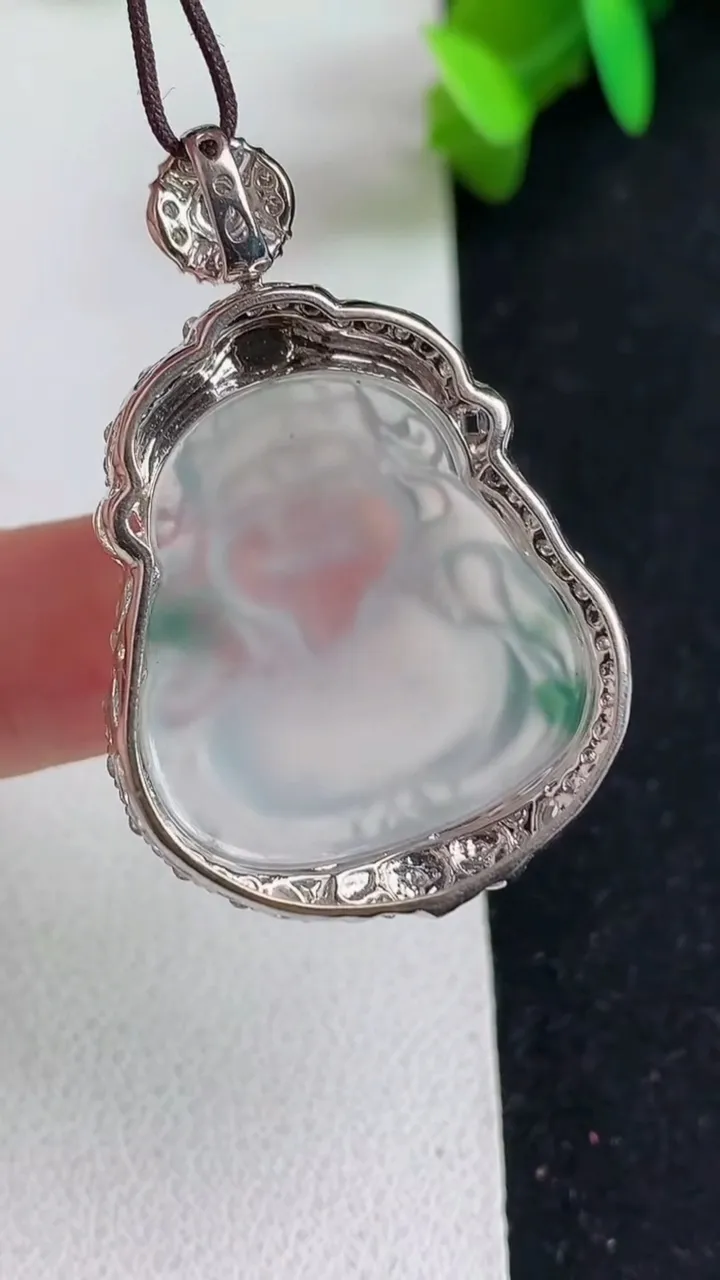 天然A货翡翠飘花财神爷吊坠，尺寸39.7-26-10，裸石24.6-23.2，重量:8.11g
5月21日