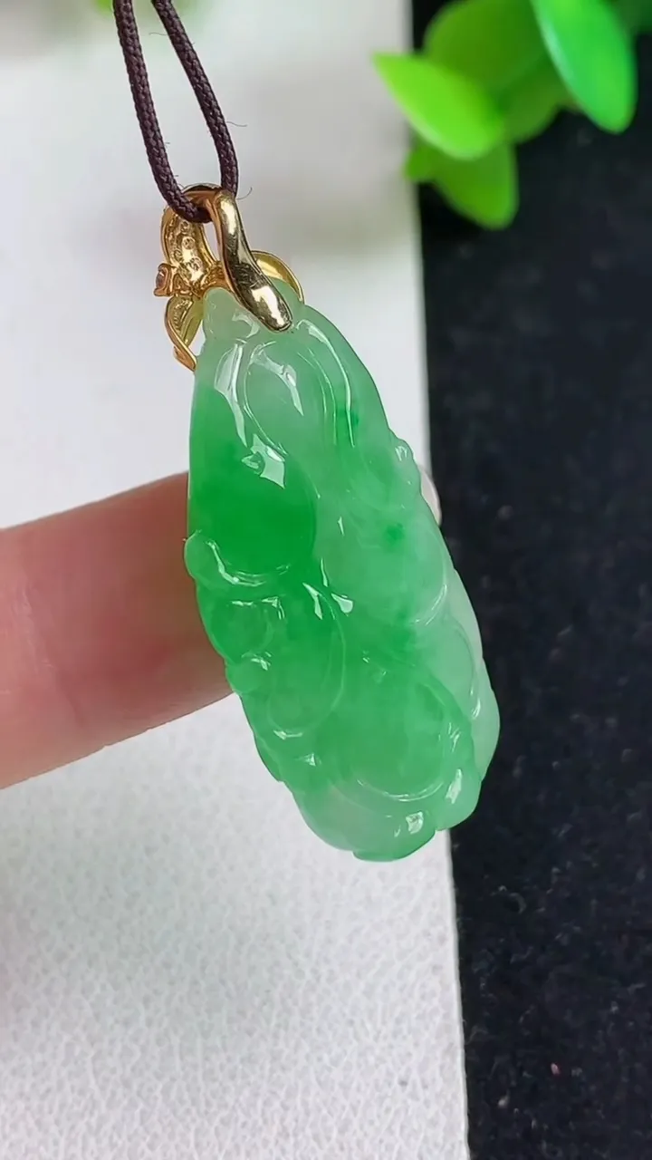 天然A货翡翠白菜吊坠，尺寸31-15.5-8，重量:6.94g
5月21日