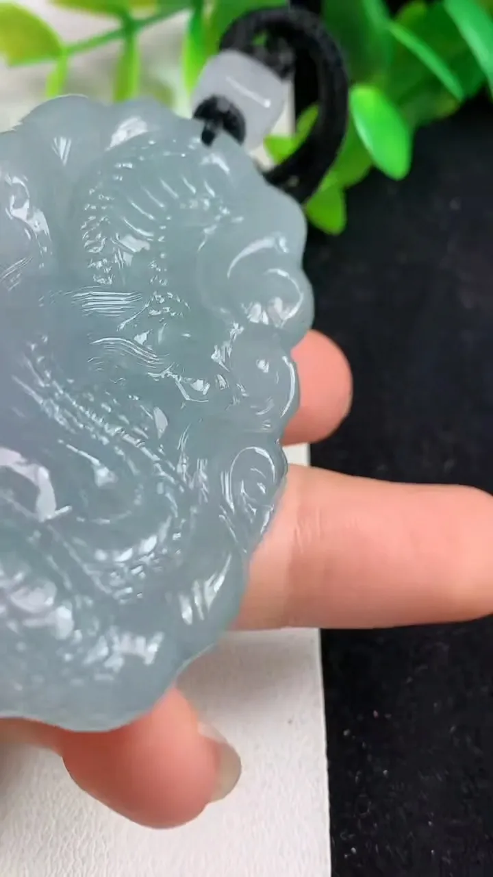 天然A货翡翠白冰龙牌吊坠，尺寸65.8-40.7-12.2，重量:66.31g
5月21日