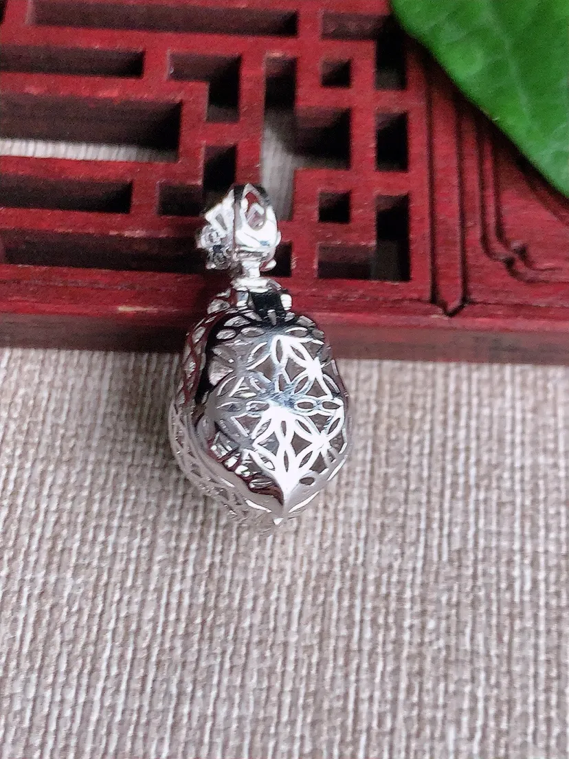 天然A货翡翠18K金伴阳绿葫芦吊坠尺寸25.4×13×11裸石11.3×8.8m量3.90g 051