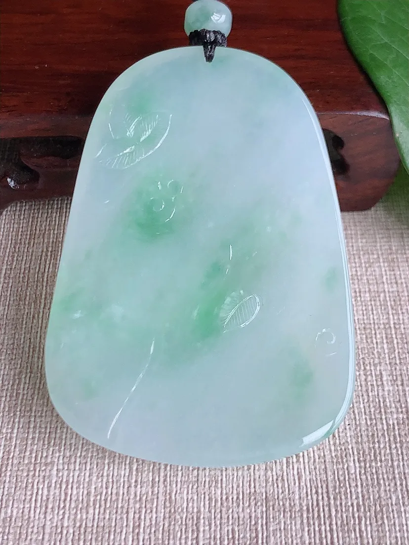 天然A货翡翠飘绿不动明王吊坠尺寸66.8×47×8m量60.88g 0520