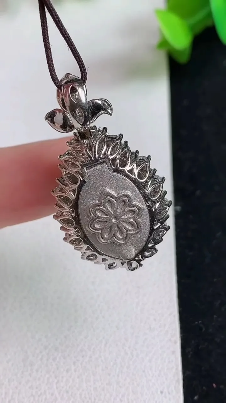 天然A货翡翠蛋面吊坠，尺寸32.6-18.2-13，裸石17.7-13.7，重量:9.35g
5月21日