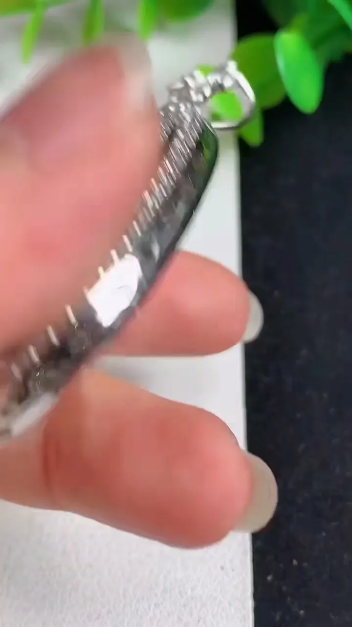 天然A货翡翠如意吊坠，尺寸60.7-31-13.3，裸石40.2-24，重量:28.50g
5月21日