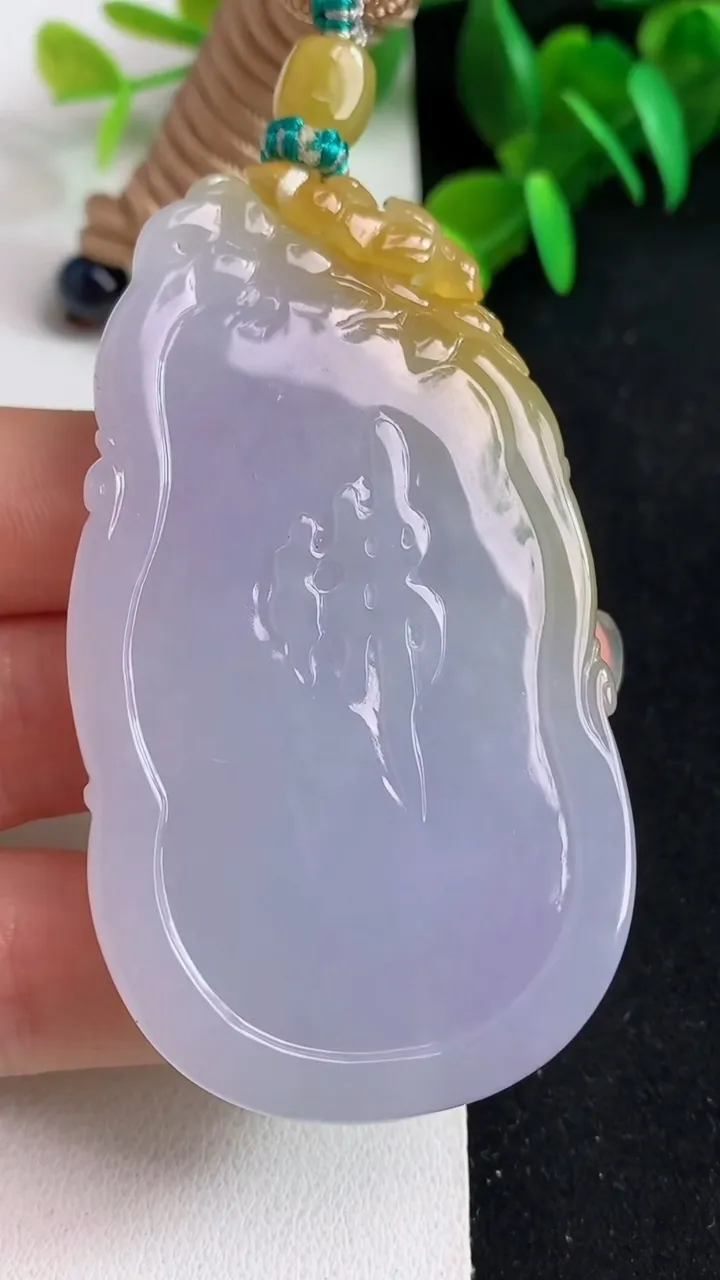 天然A货翡翠双彩大势至观音菩萨吊坠，尺寸67.2-37.7-10，重量:55.40g
5月21日