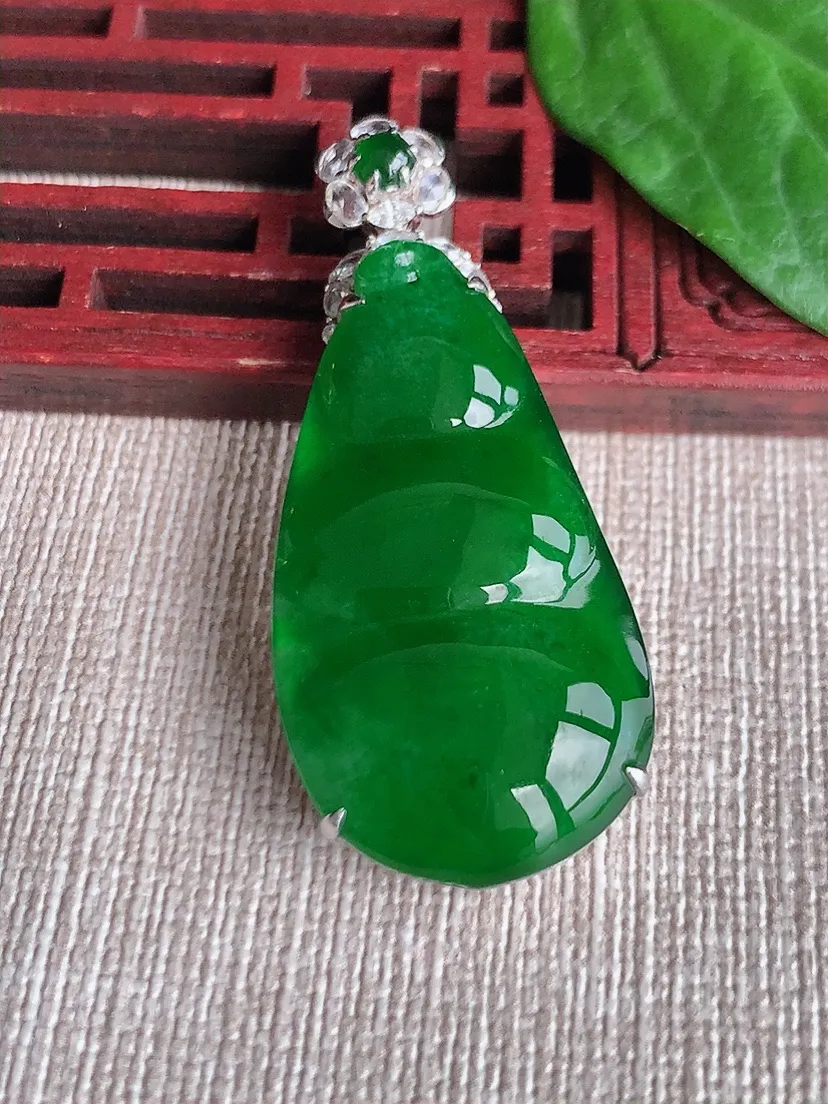 天然A货翡翠18K金伴满绿四季豆福豆平安豆吊坠尺寸46.8×37×20×7.8m量7.97g 0518