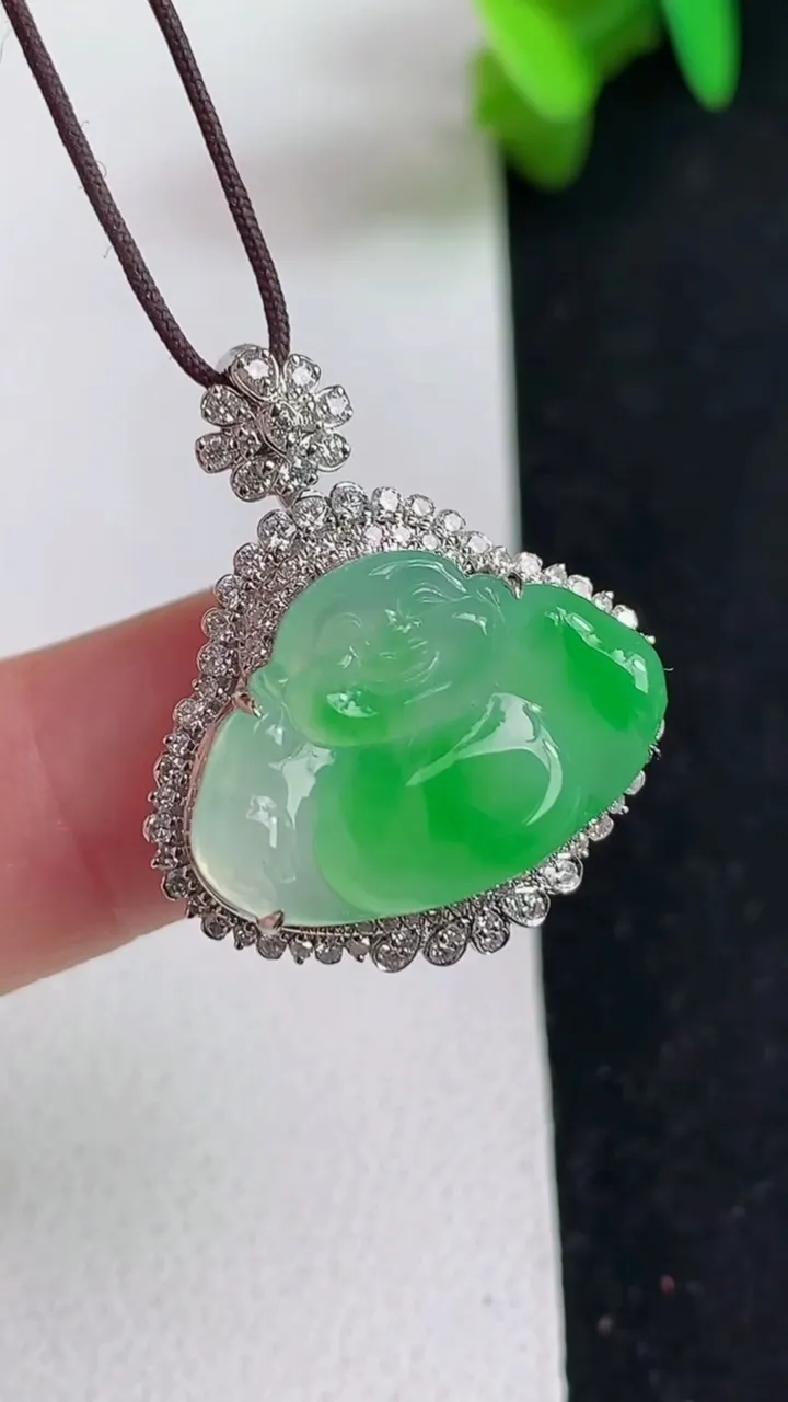 天然A货翡翠佛公吊坠，尺寸26-22-10.6，裸石13.6-19.4，重量:5.50g
5月21日