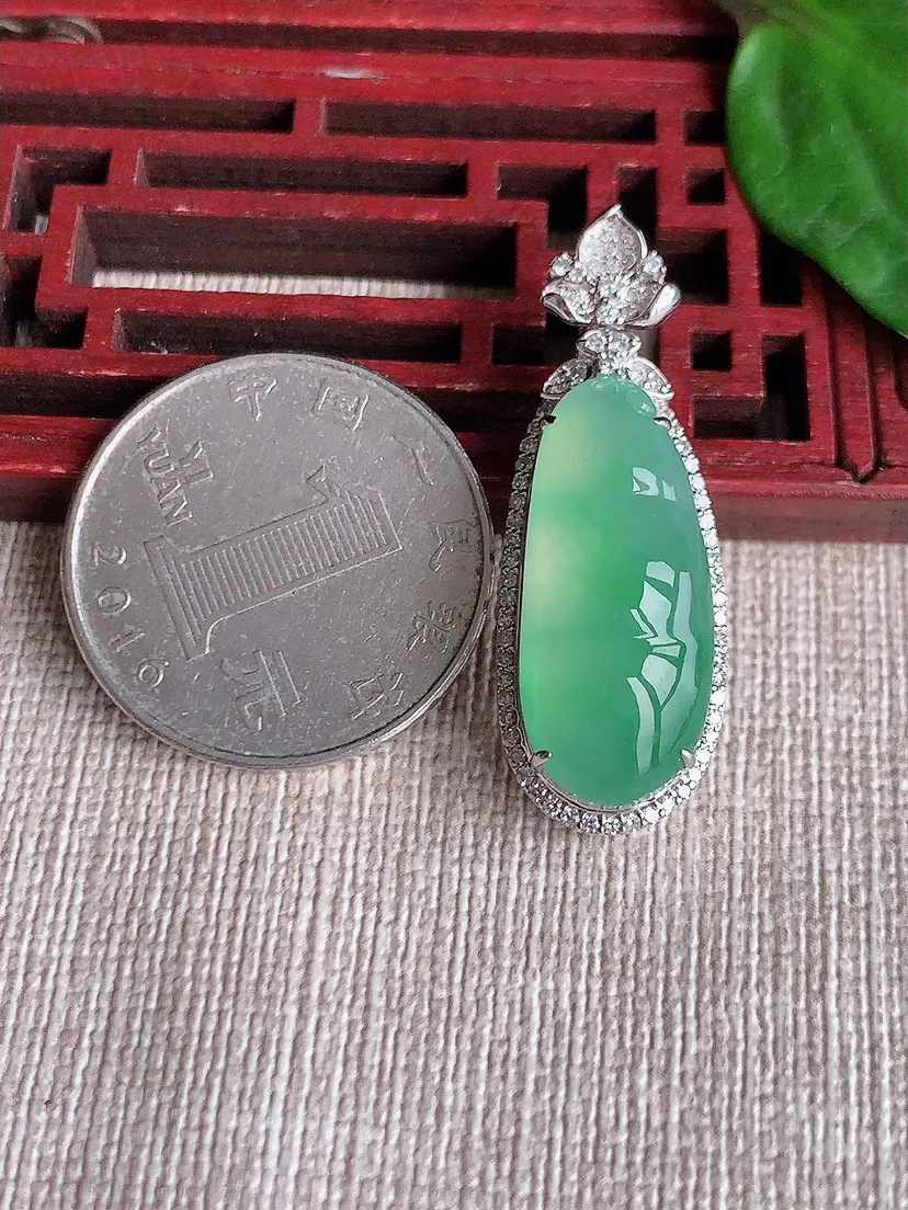 天然A货翡翠18K金伴甜绿四季豆福豆平安豆吊坠尺寸36×13×11.2裸石23.6×10.4m量5.97g 0518