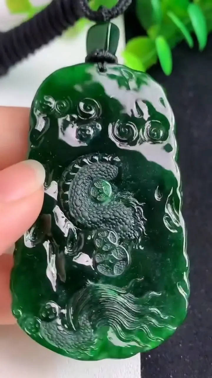 天然A货翡翠老蓝水龙牌吊坠，尺寸66.6-38-6.4，重量:44.00g
5月21日