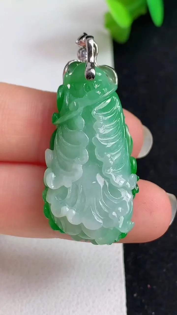天然A货翡翠白菜吊坠，尺寸34.8-18.6-9.2，重量:10.56g
5月21日