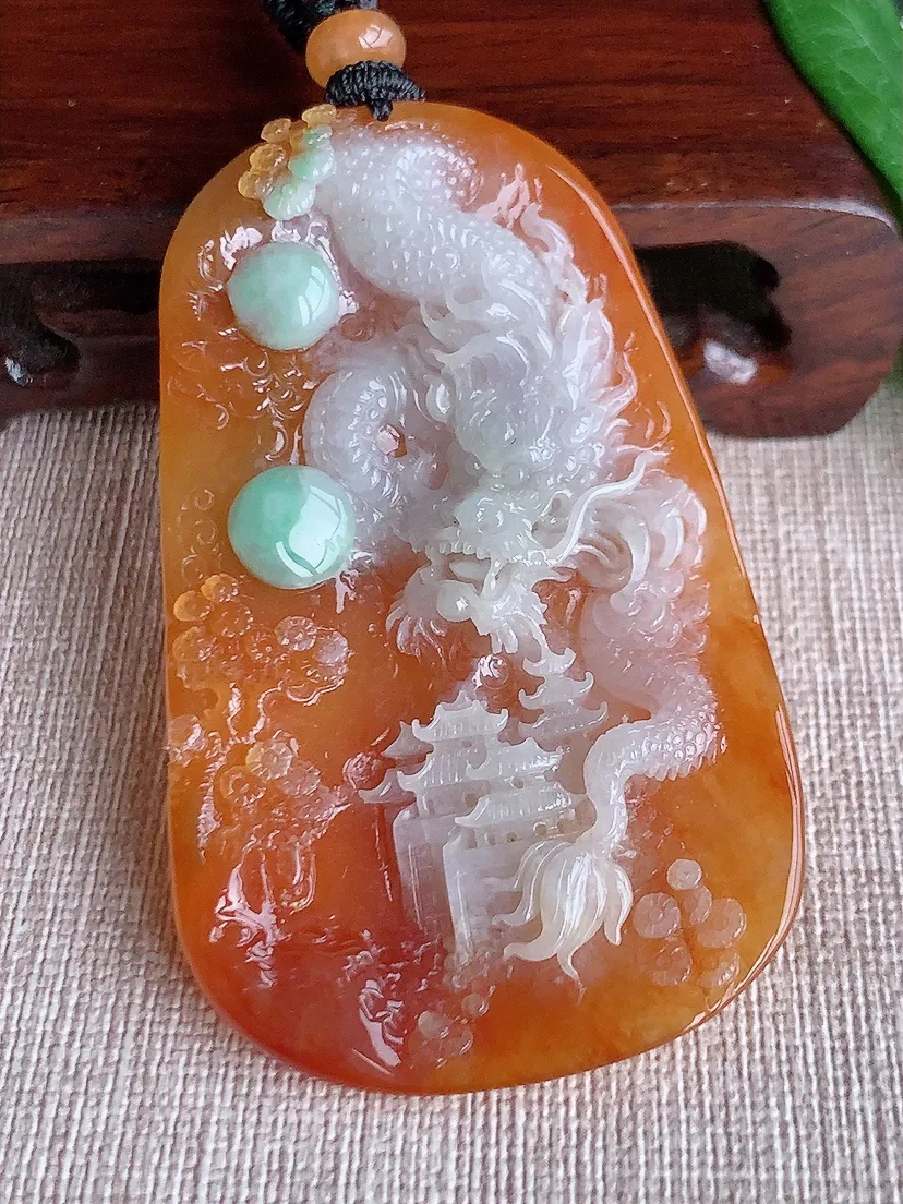 天然A货翡翠黄加绿双彩龙牌吊坠 尺寸67.5×41×9m量40.75g 0518