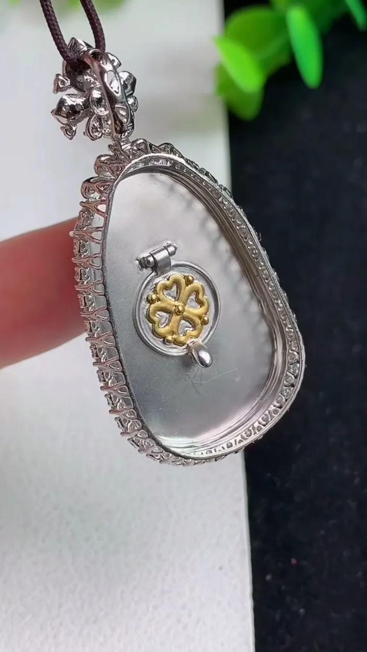 天然A货翡翠k金紫罗兰如意吊坠，尺寸44-22.2-9.7，裸石29.4-19，重量:9.80g
5月21日