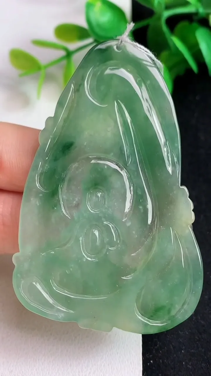 天然A货翡翠观音菩萨吊坠，尺寸67.8-43-4.6，重量:26.16g
5月21日