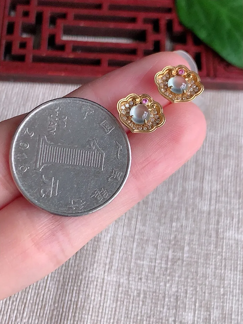 天然A货翡翠18K金伴钻镶嵌白月光蛋面耳钉 尺寸4mm 重量2.00g 0518