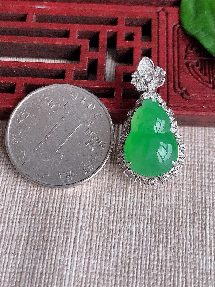 天然A货翡翠18K金伴甜绿葫芦吊坠尺寸29.2×15.2×12.5裸石16.8×11.7m量5.30g 0518