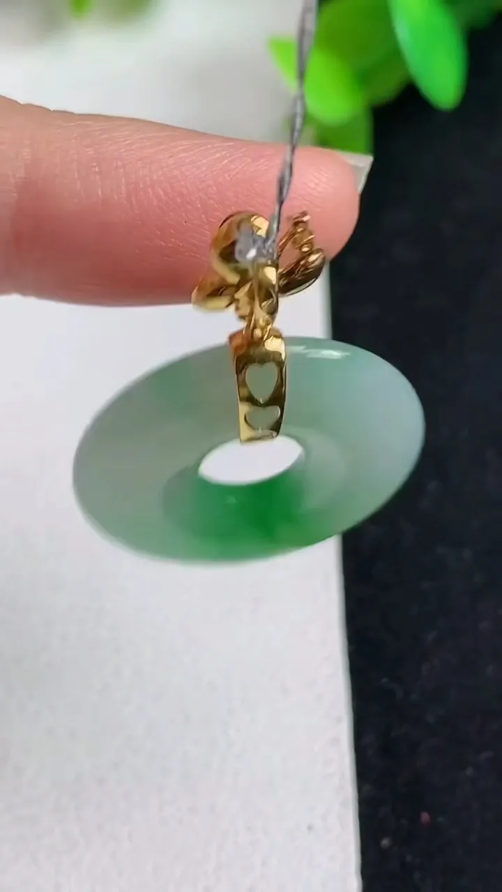 天然A货翡翠平安环吊坠，尺寸23.4-3.7，重量:5.00g
5月21日