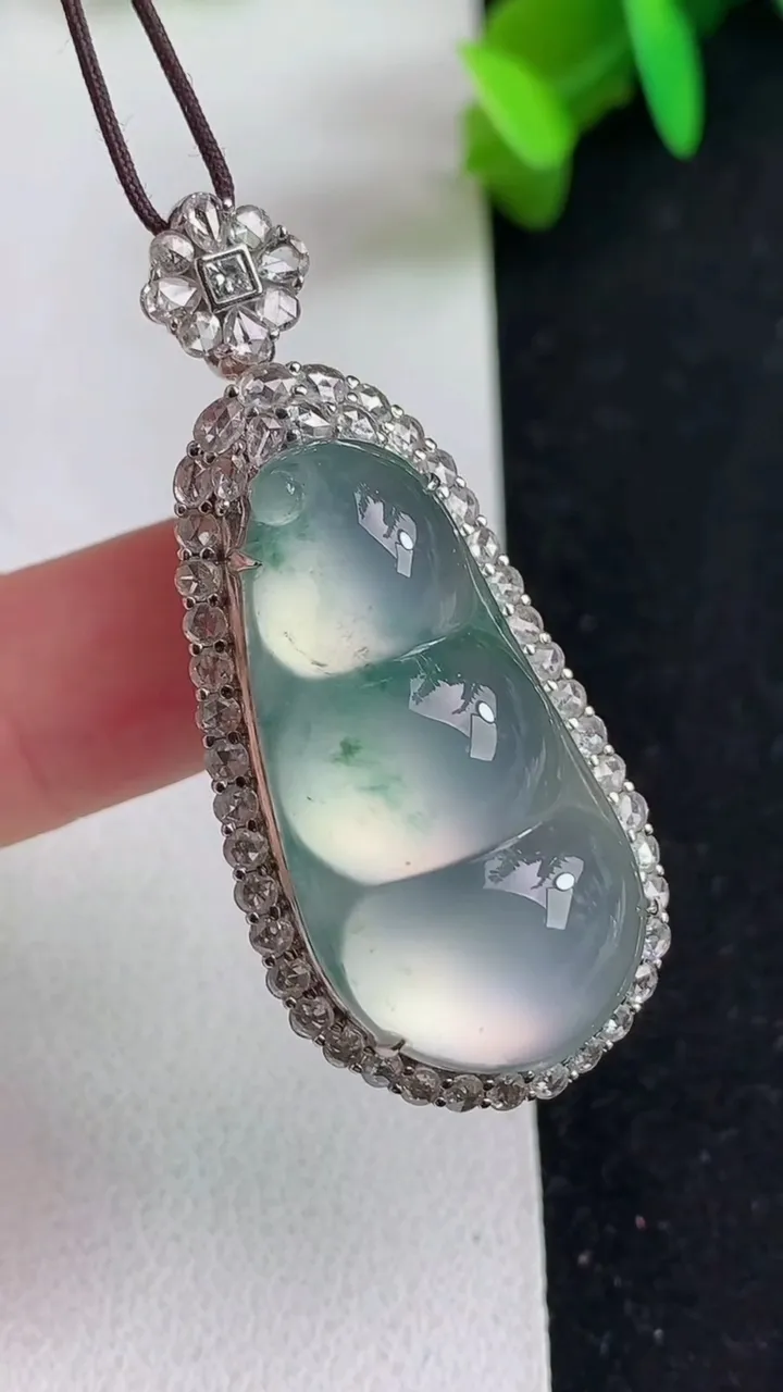 天然A货翡翠飘花福豆吊坠，尺寸46-20.4-13.4，裸石31.4-15.7，重量:12.06g
5月21日