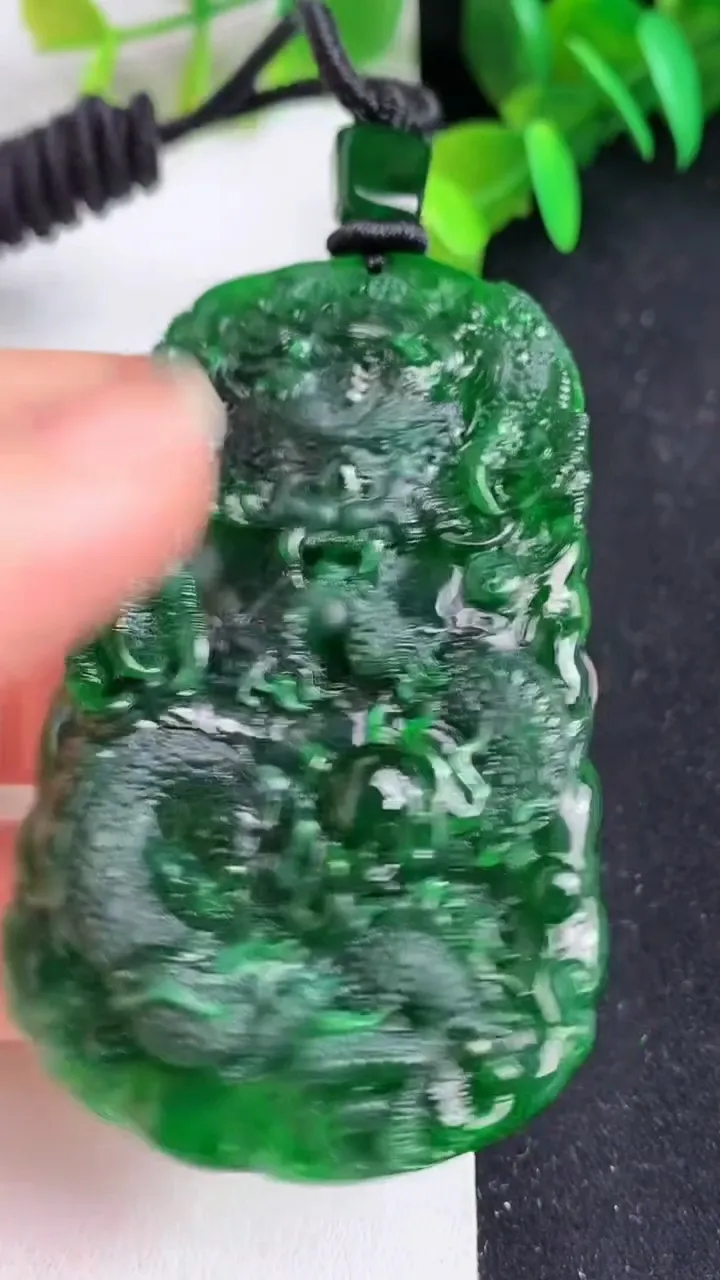 天然A货翡翠老蓝水龙牌吊坠，尺寸66.6-38-6.4，重量:44.00g
5月21日