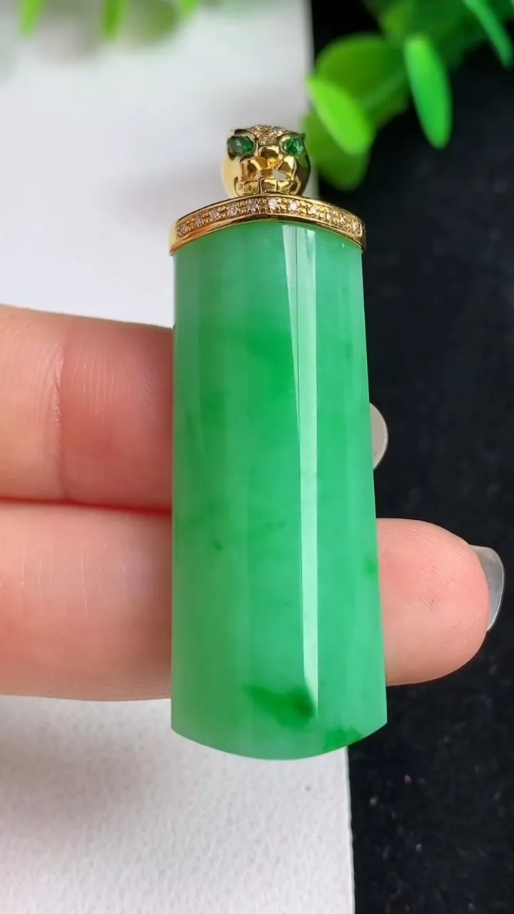 天然A货翡翠无事牌吊坠，尺寸40-15.6-6.8，重量:11.73g
5月21日