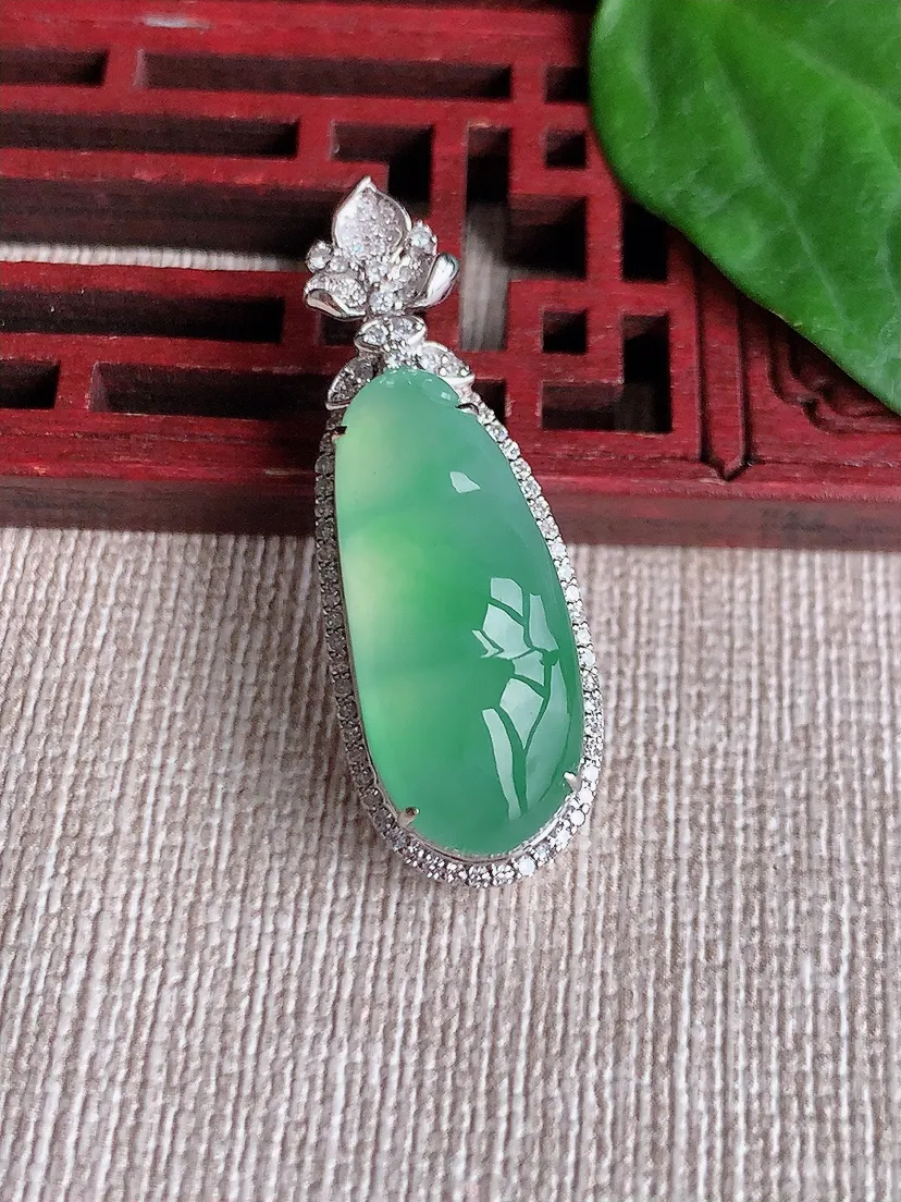 天然A货翡翠18K金伴甜绿四季豆福豆平安豆吊坠尺寸36×13×11.2裸石23.6×10.4m量5.97g 0518