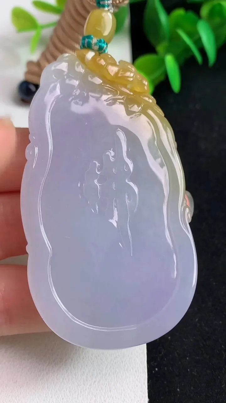 天然A货翡翠双彩大势至观音菩萨吊坠，尺寸67.2-37.7-10，重量:55.40g
5月21日
