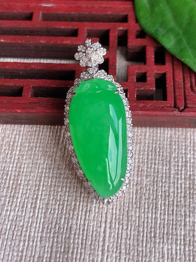 天然A货翡翠18K金伴阳绿福瓜吊坠 尺寸34.8×14.2×11.3裸石24×11.5m量6.43g 0518
