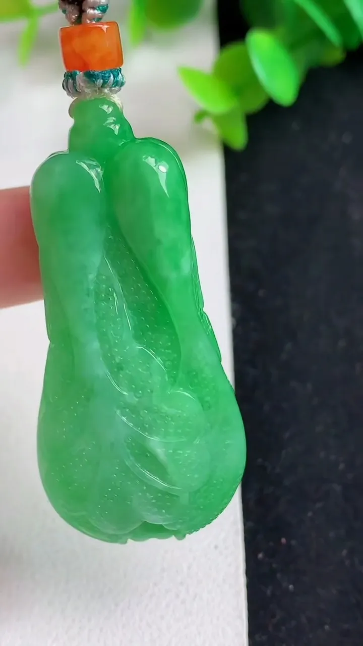 天然A货翡翠白菜吊坠，尺寸48.5-23.5-12，重量:26.48g
5月21日