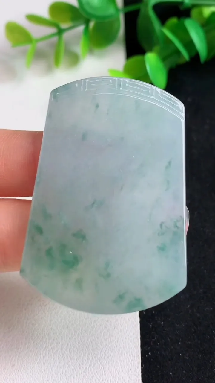 天然A货翡翠飘花仿古无事牌吊坠，尺寸49.8-34.3-6，重量:30.28g
5月21日