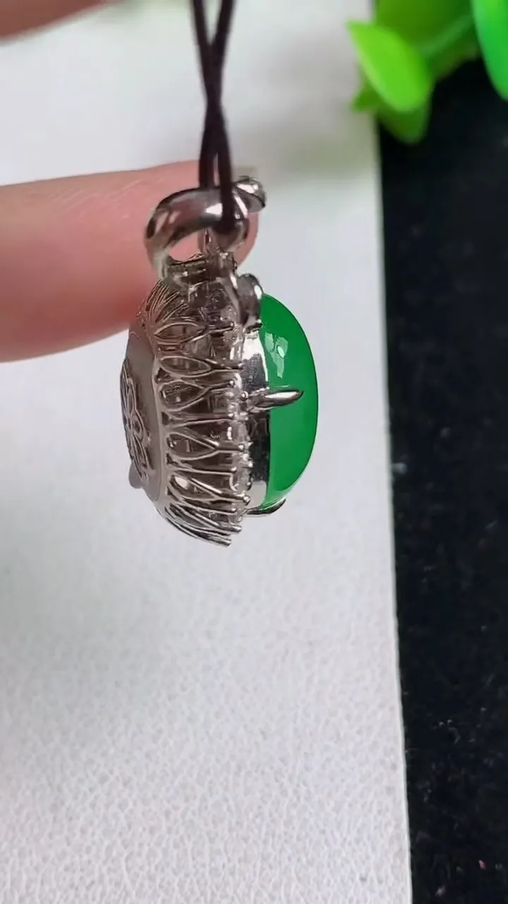 天然A货翡翠蛋面吊坠，尺寸32.6-18.2-13，裸石17.7-13.7，重量:9.35g
5月21日