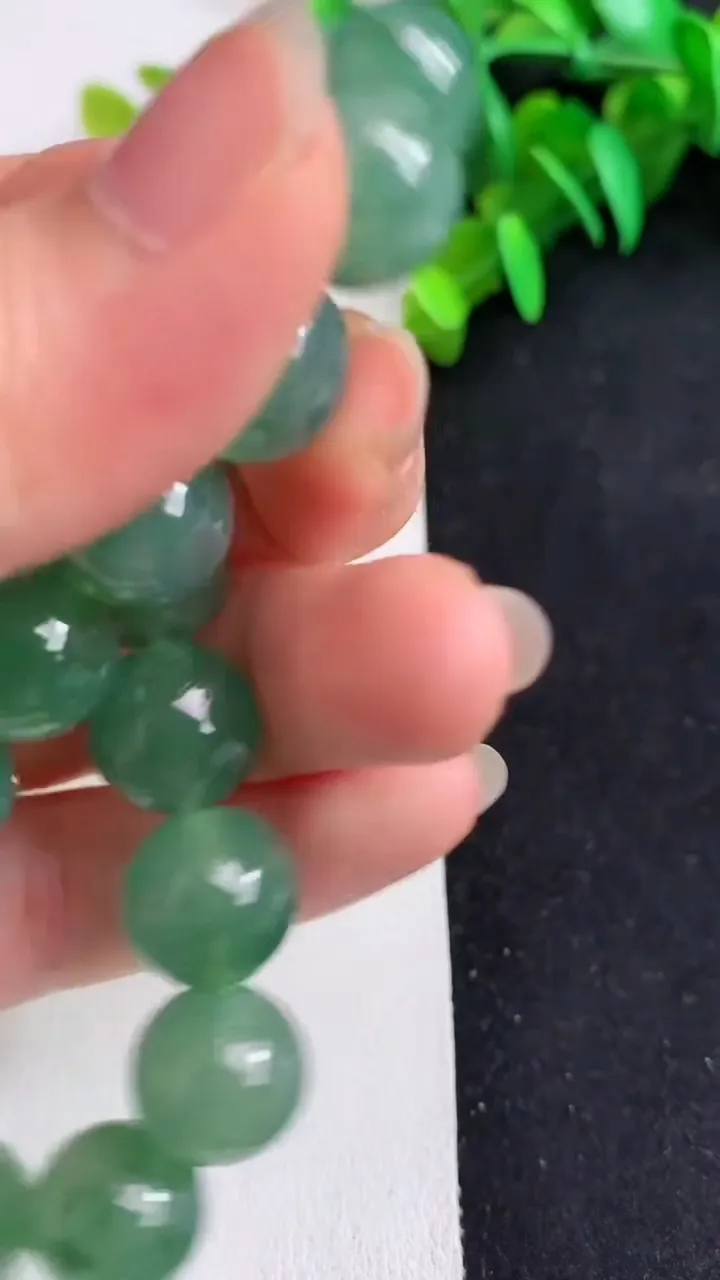 天然A货翡翠圆珠手串17颗，尺寸11.8，重量:50.50g5月21日
工厂直销收藏佳品,种好水足，色泽均匀，有种有色，上手高大气！