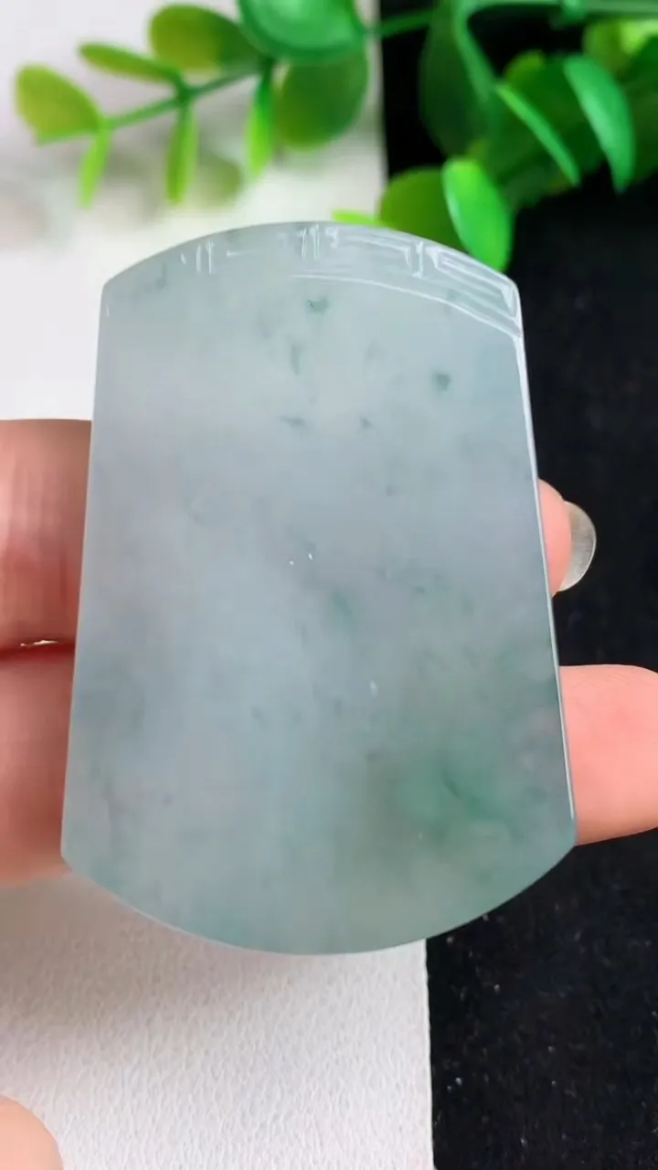 天然A货翡翠飘花仿古无事牌吊坠，尺寸49.8-34.3-6，重量:30.28g
5月21日