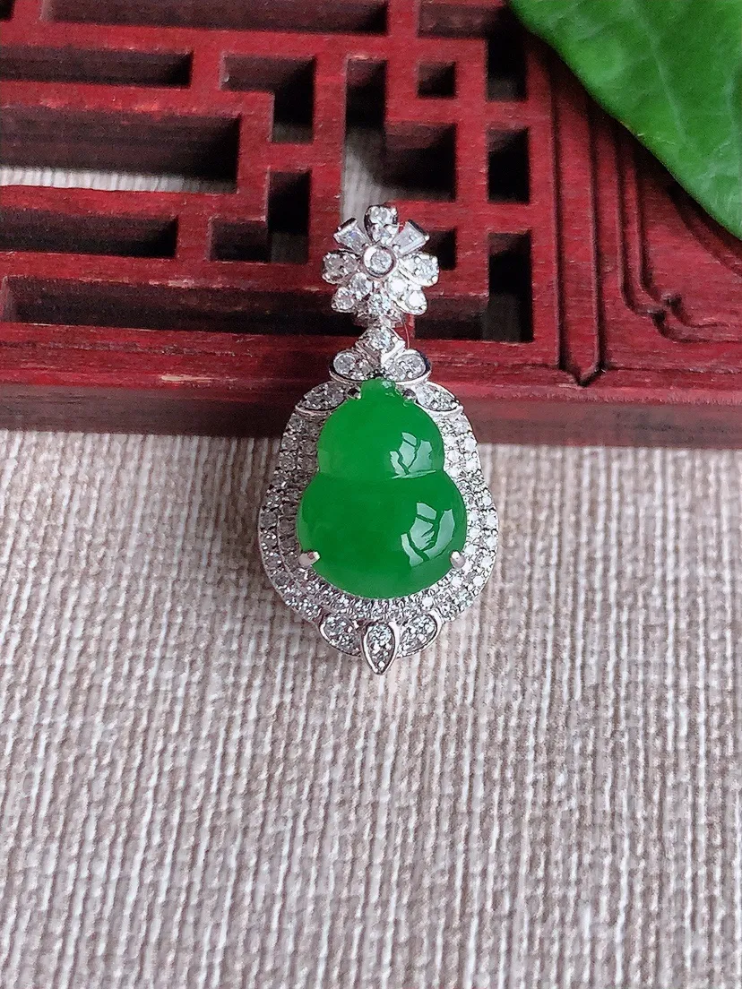 天然A货翡翠18K金伴阳绿葫芦吊坠尺寸25.4×13×11裸石11.3×8.8m量3.90g 0518